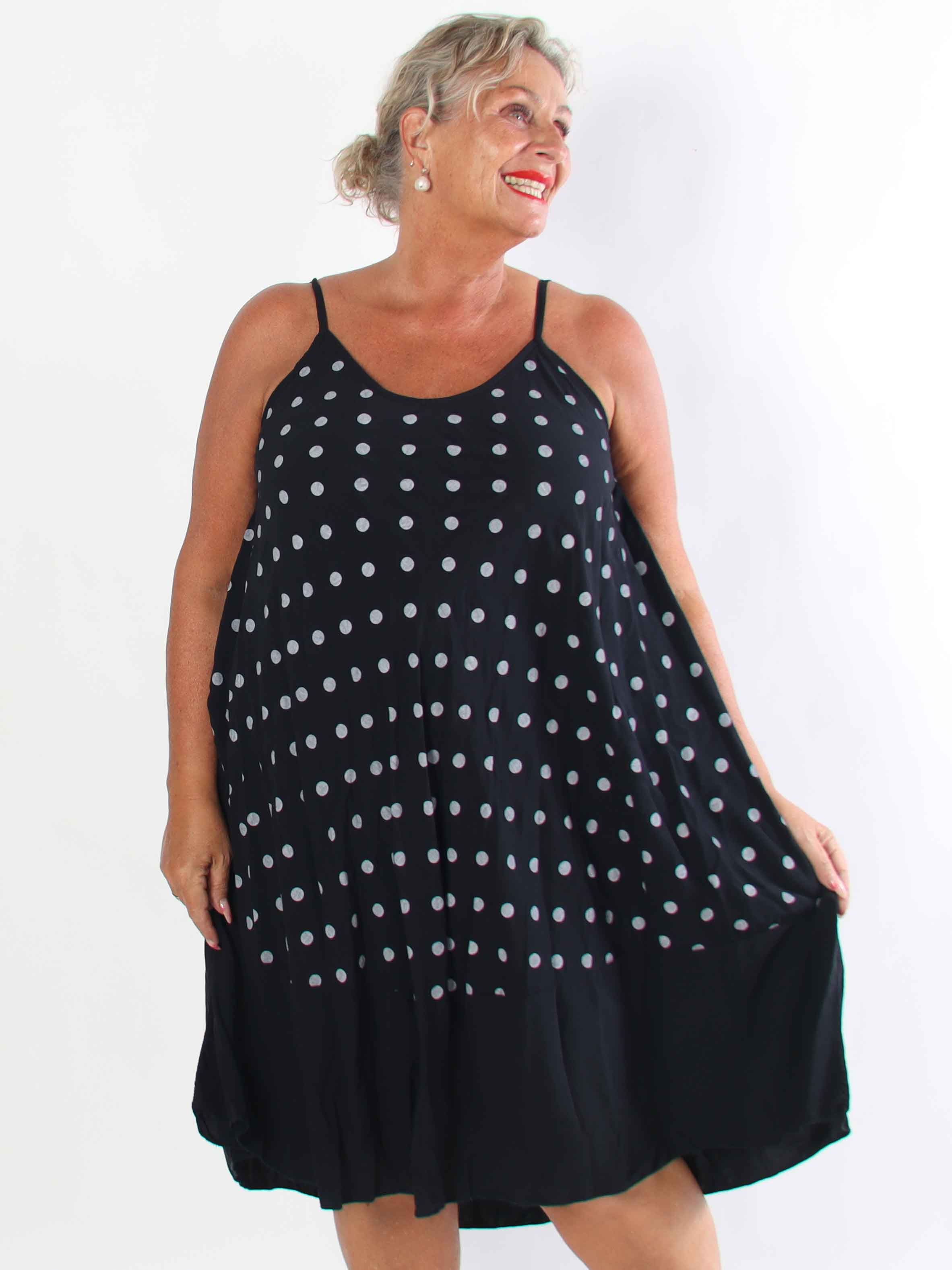 Sahra - Plus size kjole i viskosestof med prikker og tynde stropper